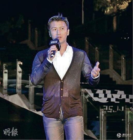 霆鋒前日在廣州出席活動,指目前單身感覺自在。(微博圖片) 霆鋒前日在廣州出席活動,指目前單身感覺自在。(微博圖片)