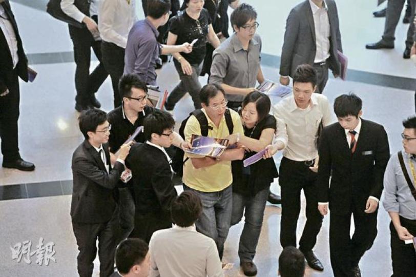 溱岸8號為現時市場上最大型新盤,售樓處所在的愉景新城商場,不時出現代理爭客甚至發生推撞情况。(尹錦恩攝) 溱岸8號為現時市場上最大型新盤,售樓處所在的愉景新城商場,不時出現代理爭客甚至發生推撞情况。(尹錦恩攝)