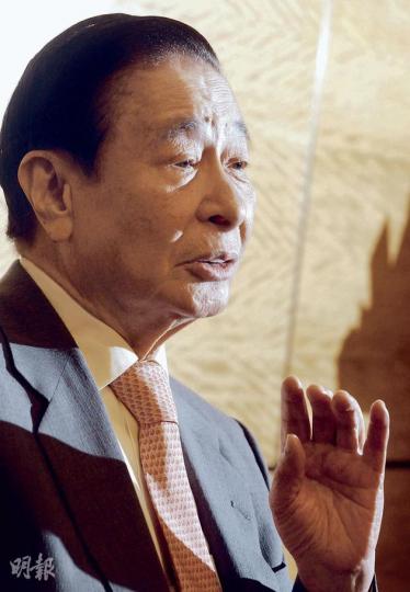 恒地主席李兆基昨日回應退休及繼承問題時稱,要在5年內食「滿糊」,收回金融風暴時的損失,然後才會交棒予下一代。(劉焌陶攝) 恒地主席李兆基昨日回應退休及繼承問題時稱,要在5年內食「滿糊」,收回金融風暴時的損失,然後才會交棒予下一代。(劉焌陶攝)