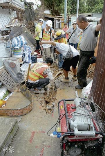 大埔營盤下村有村民鑿爆地底電纜而觸電受傷,引致村內部分住戶停電,中電需要派員到場搶修,直至下午始恢復供電。(伍浦鋒攝) 大埔營盤下村有村民鑿爆地底電纜而觸電受傷,引致村內部分住戶停電,中電需要派員到場搶修,直至下午始恢復供電。(伍浦鋒攝)