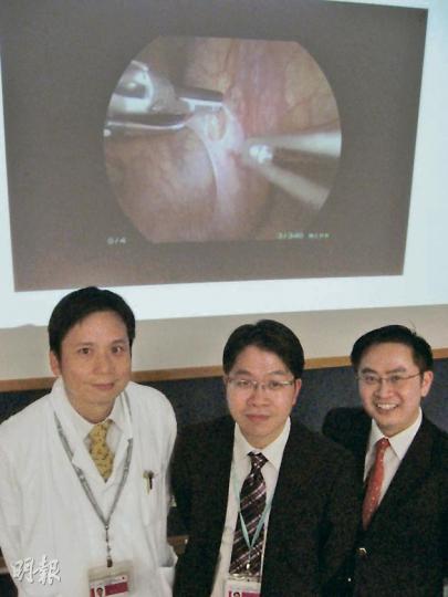 香港腔內微創泌尿外科學會榮譽秘書馮達洲醫生(右)表示,不少市民對膀胱疾病認識薄弱,延誤治療。,其背後為腹腔鏡膀胱切除手術的情况。(黎嘉愉攝) (明報製圖) 香港腔內微創泌尿外科學會榮譽秘書馮達洲醫生(右)表示,不少市民對膀胱疾病認識薄弱,延誤治療。,其背後為腹腔鏡膀胱切除手術的情况。(黎嘉愉攝) (明報製圖)