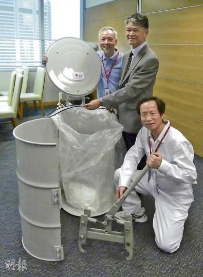 港燈員工陳章(左)及鄺超華(右)改良工場垃圾桶及升降機把手,分奪「職安健創意小發明比賽」冠亞軍,中為港燈發電科總經理鄭祖瀛。(李樂嘉攝) 港燈員工陳章(左)及鄺超華(右)改良工場垃圾桶及升降機把手,分奪「職安健創意小發明比賽」冠亞軍,中為港燈發電科總經理鄭祖瀛。(李樂嘉攝)
