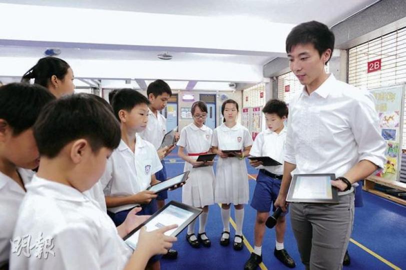 行政長官卓越教學獎得主李志成(右)帶領學生運用平板電腦及「數學遊蹤」平台上課。(鄧宗弘攝) 行政長官卓越教學獎得主李志成(右)帶領學生運用平板電腦及「數學遊蹤」平台上課。(鄧宗弘攝)
