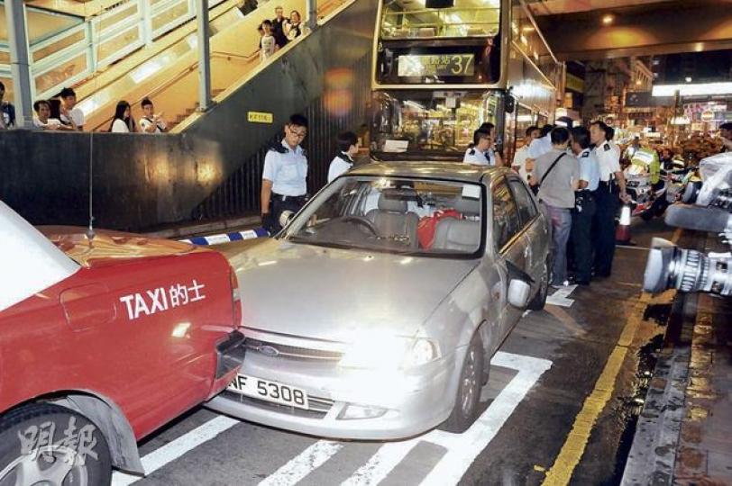 涉案私家車先後逆線行車、撞車及衝上行人路,在西洋菜南街撞向一輛的士車尾始告停下,車上一對男女棄車逃去。(樊銳昌攝) 涉案私家車先後逆線行車、撞車及衝上行人路,在西洋菜南街撞向一輛的士車尾始告停下,車上一對男女棄車逃去。(樊銳昌攝)