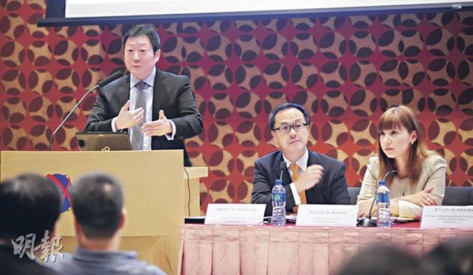 公共專業聯盟昨舉辦研討會,探討新保薦人監管條例的問題。講者包括港交所上巿委員兼香港董事學會主席黃天祐(左)、公共專業聯盟副主席梁繼昌(中),及長盛國際律師事務所合伙人劉莎莉(右)。(鄧宗泓攝) 公共專業聯盟昨舉辦研討會,探討新保薦人監管條例的問題。講者包括港交所上巿委員兼香港董事學會主席黃天祐(左)、公共專業聯盟副主席梁繼昌(中),及長盛國際律師事務所合伙人劉莎莉(右)。(鄧宗泓攝)