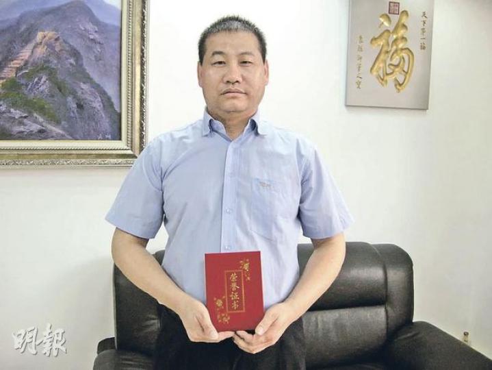 深圳的士司機李東英拾遺不貪,把港人乘客遺下、價值650萬港元的外幣交給派出所,他昨謙稱只是「做該做的事」。(黃熙麗攝) 深圳的士司機李東英拾遺不貪,把港人乘客遺下、價值650萬港元的外幣交給派出所,他昨謙稱只是「做該做的事」。(黃熙麗攝)