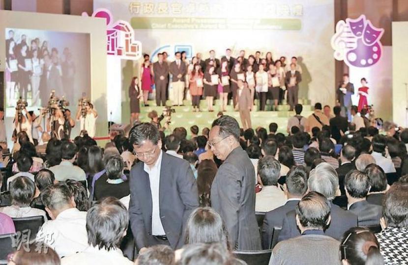 特首曾蔭權頒獎期間,兩名教評會代表兼風采中學正副校長曹啟樂(右)和何漢權(左 )即離場抗議。(李澤彤攝) 風采中學老師顏妙君說,曾蔭權確有其身不正之嫌,又說教評會代表離場抗議是得體的表態方式。(錢瑋琪攝) 曾蔭權(中)致辭時稱,有留意社會曾討論他應否出席典禮,但認為昨日主角是得獎教師,自己過去6年一直親自出席頒獎,今年最後一次以特首身分參與,也不會例外,只盼向教師表達敬意。(李澤彤攝) 特首曾蔭權頒獎期間,兩名教評會代表兼風采中學正副校長曹啟樂(右)和何漢權(左 )即離場抗議。(李澤彤攝) 風采中學老師顏妙君說,曾蔭權確有其身不正之嫌,又說教評會代表離場抗議是得體的表態方式。(錢瑋琪攝) 曾蔭權(中)致辭時稱,有留意社會曾討論他應否出席典禮,但認為昨日主角是得獎教師,自己過去6年一直親自出席頒獎,今年最後一次以特首身分參與,也不會例外,只盼向教師表達敬意。(李澤彤攝)