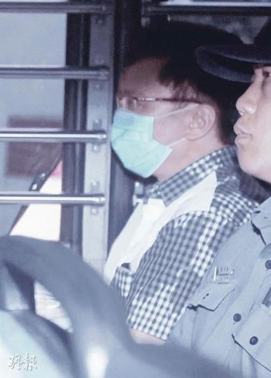 劉定成昨穿上前面白色、後面黑白格仔的恤衫,戴上口罩,由囚車押往法庭。(林振東攝) 劉定成昨穿上前面白色、後面黑白格仔的恤衫,戴上口罩,由囚車押往法庭。(林振東攝)
