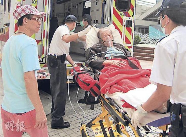 88歲的梅媽昨在法庭提及被扣生活費事宜時,情緒激動,一度暈倒需送院。圖左一為其子梅啟明。(黃景怡攝) 88歲的梅媽昨在法庭提及被扣生活費事宜時,情緒激動,一度暈倒需送院。圖左一為其子梅啟明。(黃景怡攝)
