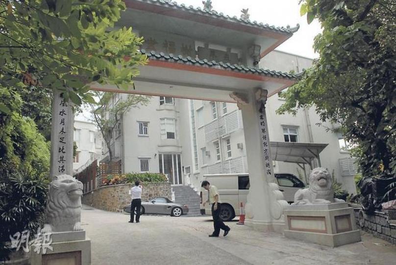 被爆竊的南灣道27號獨立屋由大慈善家方樹泉家族擁有,上址共有3幢獨立屋,記者昨在場所見,獨立屋入門必經之牌樓未見有保安更亭等防盜設施。(伍浦鋒攝) 被爆竊的南灣道27號獨立屋由大慈善家方樹泉家族擁有,上址共有3幢獨立屋,記者昨在場所見,獨立屋入門必經之牌樓未見有保安更亭等防盜設施。(伍浦鋒攝)