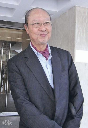 港中醫院常務董事劉國霖醫生(上)堅持,當年主教鄺廣傑向他保證醫院可續租地皮10至15年,稱對主教及教會缺乏誠信表示失望。聖公會教省秘書長管浩鳴(下)昨說,港中醫院一直濫用教會對他們的慷慨,現因對方「拉布」而令保育計劃一拖再拖。(黃景怡攝) 港中醫院常務董事劉國霖醫生(上)堅持,當年主教鄺廣傑向他保證醫院可續租地皮10至15年,稱對主教及教會缺乏誠信表示失望。聖公會教省秘書長管浩鳴(下)昨說,港中醫院一直濫用教會對他們的慷慨,現因對方「拉布」而令保育計劃一拖再拖。(黃景怡攝)