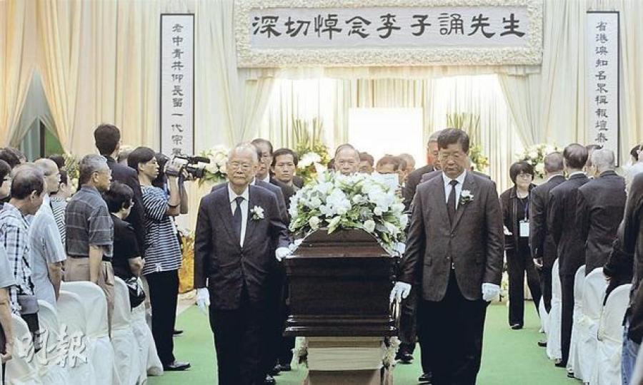 上月因病去世的《文匯報》前社長李子誦昨舉行公祭,治喪委員會副主任委員吳康民(左一)等為其扶靈。(劉焌陶攝) 上月因病去世的《文匯報》前社長李子誦昨舉行公祭,治喪委員會副主任委員吳康民(左一)等為其扶靈。(劉焌陶攝)