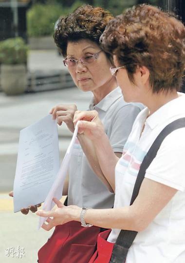 六旬獨居婦冼月環(鏡中倒影)花去積蓄治療右頸腫塊,未料醫生疑誤切她的口水腺,令她大受打擊。(林振東攝) (明報製圖) 六旬獨居婦冼月環(鏡中倒影)花去積蓄治療右頸腫塊,未料醫生疑誤切她的口水腺,令她大受打擊。(林振東攝) (明報製圖)