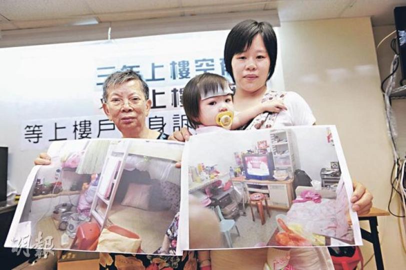 東涌人口大增,公屋單位供不應求。圖中徐婆婆(左)現以每月1500元租住由豬欄改建成的劏房,等候上樓兩年未獲回覆。右為另一輪候上樓多年的文女士。(鄧宗弘攝) 東涌人口大增,公屋單位供不應求。圖中徐婆婆(左)現以每月1500元租住由豬欄改建成的劏房,等候上樓兩年未獲回覆。右為另一輪候上樓多年的文女士。(鄧宗弘攝)
