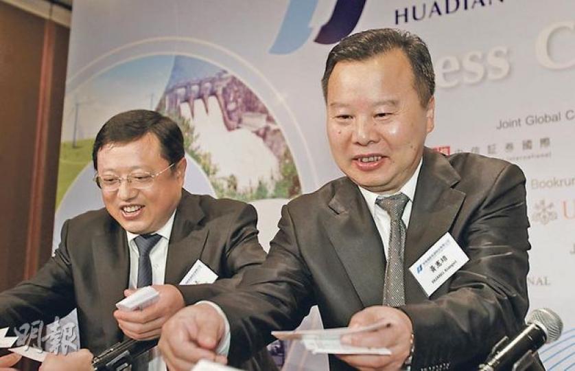 華電褔新能源董事長黃憲培(右)指出,本年將投資65億元人民幣發展風電項目,冀海上風電站可於明年投產。(林振東攝) 華電褔新能源董事長黃憲培(右)指出,本年將投資65億元人民幣發展風電項目,冀海上風電站可於明年投產。(林振東攝)