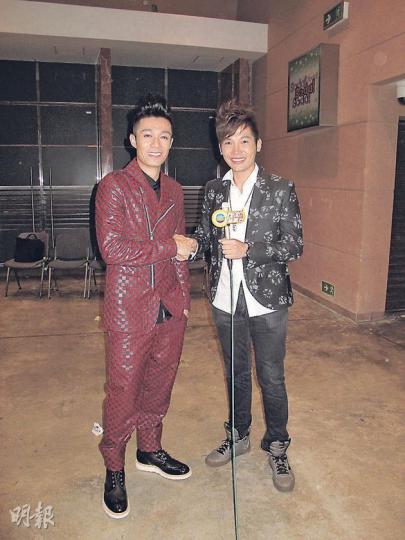 周柏豪(左)笑笑口跟無綫娛樂新聞台男主播黃建東(右)握手,似象徵TVB與華納破冰。(攝影/記者:楊安莉) 方大同自彈自唱,以歌會友。(攝影/記者:楊安莉) Howie(攝影/記者:楊安莉) 周柏豪(左)笑笑口跟無綫娛樂新聞台男主播黃建東(右)握手,似象徵TVB與華納破冰。(攝影/記者:楊安莉) 方大同自彈自唱,以歌會友。(攝影/記者:楊安莉) Howie(攝影/記者:楊安莉)