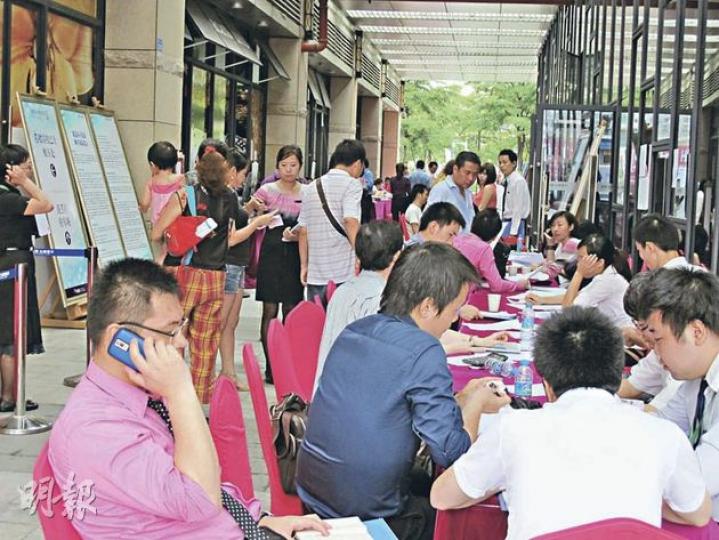 深圳新盤水榭春天第五期開售,至周三仍然吸引不少買家前來認購,銷售人員稱,預計今個周末前可以把全部約千個單位售出,並考慮加推。(葉浩霖攝) 內地宣布減息以來,樓市氣氛明顯好轉,發展商均表示,下半年會加快推盤,期望盡快收回資金再作投資。圖為深圳買家在睇樓。(葉浩霖攝) (明報製圖) 買家心聲﹕北京資深樓市投資者王小熊,目前持有的8套住房全部用於自住和收租,「我自2006年後一直未有再買房,最近亦心動,看中了北京市香河地區的一個新盤。」(李萌攝) 買家心聲﹕深圳鄭先生與新婚妻子在周三早上9點便來排隊買 深圳新盤水榭春天第五期開售,至周三仍然吸引不少買家前來認購,銷售人員稱,預計今個周末前可以把全部約千個單位售出,並考慮加推。(葉浩霖攝) 內地宣布減息以來,樓市氣氛明顯好轉,發展商均表示,下半年會加快推盤,期望盡快收回資金再作投資。圖為深圳買家在睇樓。(葉浩霖攝) (明報製圖) 買家心聲﹕北京資深樓市投資者王小熊,目前持有的8套住房全部用於自住和收租,「我自2006年後一直未有再買房,最近亦心動,看中了北京市香河地區的一個新盤。」(李萌攝) 買家心聲﹕深圳鄭先生與新婚妻子在周三早上9點便來排隊買