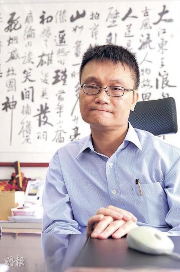 被指應徵副局長的馮煒光昨退出民主黨,他稱與部分黨高層就路線上有不同意見,他認為民主黨應有執政思維,更稱自己認同梁振英的政綱,民主黨應提出理據為何指梁振英是狼。(鄧宗弘攝) 被指應徵副局長的馮煒光昨退出民主黨,他稱與部分黨高層就路線上有不同意見,他認為民主黨應有執政思維,更稱自己認同梁振英的政綱,民主黨應提出理據為何指梁振英是狼。(鄧宗弘攝)