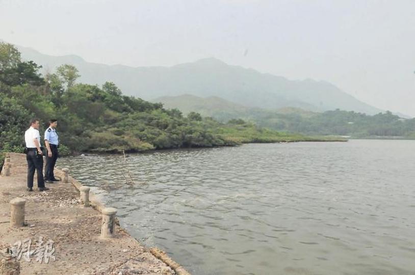 大埔布心排紅樹林岸邊昨發生釣魚翁病發死亡意外,據悉當時他雙腳曾陷淤泥,事後警員在岸邊調查。(林錫禮攝) 大埔布心排紅樹林岸邊昨發生釣魚翁病發死亡意外,據悉當時他雙腳曾陷淤泥,事後警員在岸邊調查。(林錫禮攝)