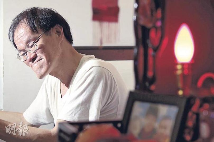無情火奪去黎學文懷孕妻子和兩名兒子的生命,今天雖然「夢想成真」上了公屋,但失去家人令他失去希望。其家中神枱放了妻子和兒子生前的合照。(郭慶輝攝) 無情火奪去黎學文懷孕妻子和兩名兒子的生命,今天雖然「夢想成真」上了公屋,但失去家人令他失去希望。其家中神枱放了妻子和兒子生前的合照。(郭慶輝攝)