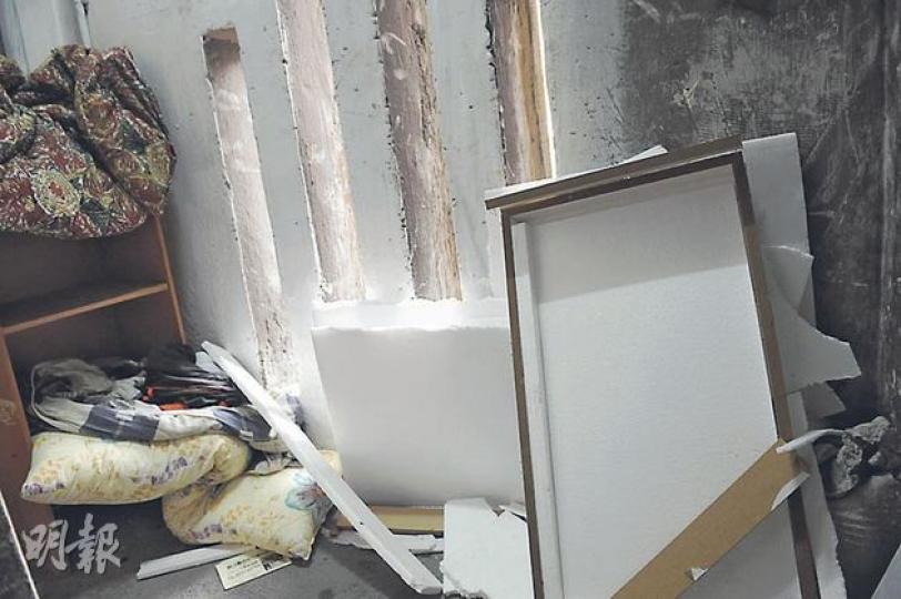 事隔一年,馬頭圍道大火現場樓梯依然佈滿雜物,倘有火警,恐再添傷亡。(劉焌陶攝) 事隔一年,馬頭圍道大火現場樓梯依然佈滿雜物,倘有火警,恐再添傷亡。(劉焌陶攝)