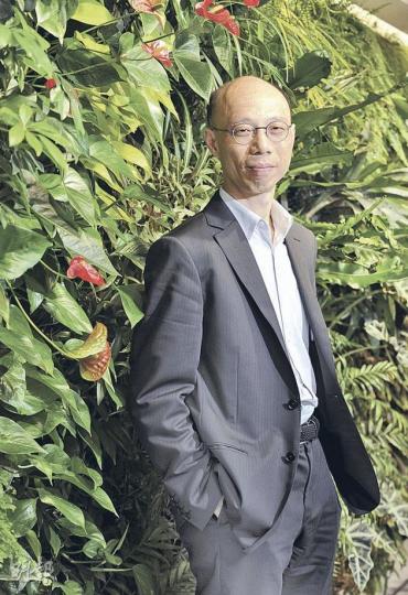 盛傳是下任環境局長的綠色建築議會副主席黃錦星認為,下屆政府應牽頭做好環保,如候任特首梁振英可以禮賓府作「示範單位」,做好慳電和廢物回收工作,並將成果與公眾分享。(陳淑安攝) 盛傳是下任環境局長的綠色建築議會副主席黃錦星認為,下屆政府應牽頭做好環保,如候任特首梁振英可以禮賓府作「示範單位」,做好慳電和廢物回收工作,並將成果與公眾分享。(陳淑安攝)