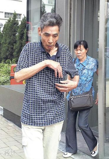 李春華(前)及黃云珍(後)為申請內地領養子女來港而離婚,卻被揭發仍以夫妻名義索取搬遷津貼及獲分配公屋,家庭團聚不成反被控詐騙。(余卓善攝) 李春華(前)及黃云珍(後)為申請內地領養子女來港而離婚,卻被揭發仍以夫妻名義索取搬遷津貼及獲分配公屋,家庭團聚不成反被控詐騙。(余卓善攝)