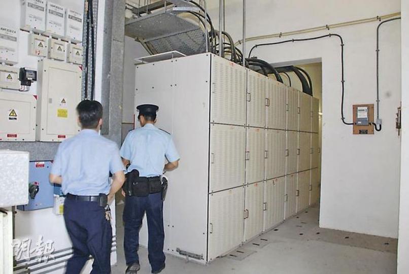 筲箕灣愛蝶灣昨日揭發懷疑偷電案,警員接報到屋苑電表房調查,暫未有人被捕。(雲錦鋒攝) 筲箕灣愛蝶灣昨日揭發懷疑偷電案,警員接報到屋苑電表房調查,暫未有人被捕。(雲錦鋒攝)