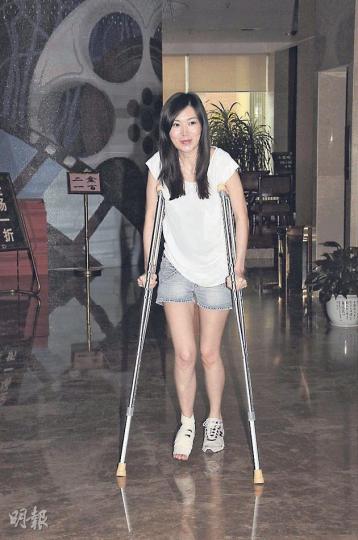 葉翠翠現在要用拐杖行路。(攝影/記者﹕梁榮達) 葉翠翠現在要用拐杖行路。(攝影/記者﹕梁榮達)