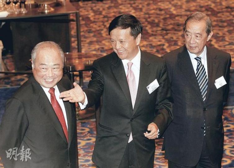 港交所選擇在上市12周年的酒會上,公布以167億元成功收購LME。圖左至右為主席周松崗、行政總裁李小加及前主席夏佳理。(李紹昌攝) 港交所選擇在上市12周年的酒會上,公布以167億元成功收購LME。圖左至右為主席周松崗、行政總裁李小加及前主席夏佳理。(李紹昌攝)