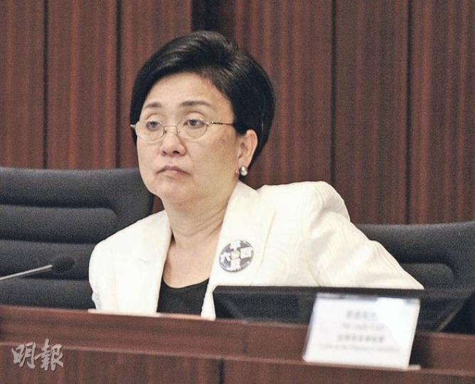 立法會財委會主席劉慧卿在財會開場時強調，議員有權就議案文件多次發問，但若有重複，她會阻止。（余俊亮攝） 財委會昨日開始審議政府架構重組撥款，羅范椒芬（左）放棄晚飯時間，游說在議事廳內的自由黨劉健儀（右）。（劉焌陶攝）