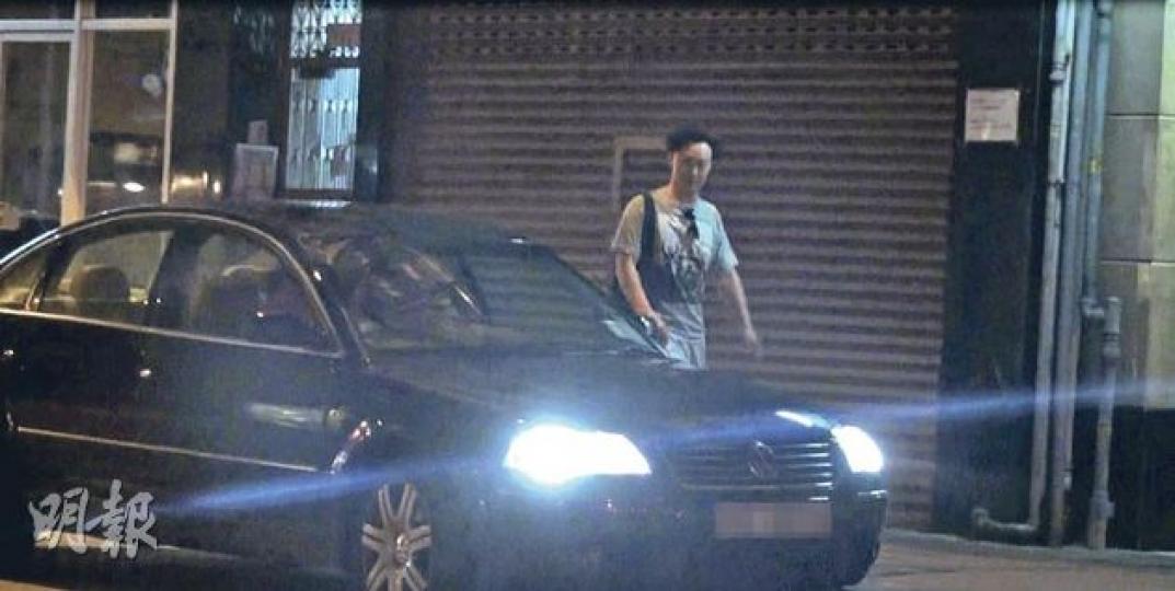 陳奕迅見到外籍人士沒有停車熄匙,立即上前勸止。(攝影/記者:劉永銳、李維隆) 沒有駕車的陳奕迅在路邊截的士。(攝影/記者:劉永銳、李維隆) 陳奕迅與朋友在餐廳門口圍着傾偈。(攝影/記者:劉永銳、李維隆) 陳奕迅見到外籍人士沒有停車熄匙,立即上前勸止。(攝影/記者:劉永銳、李維隆) 沒有駕車的陳奕迅在路邊截的士。(攝影/記者:劉永銳、李維隆) 陳奕迅與朋友在餐廳門口圍着傾偈。(攝影/記者:劉永銳、李維隆)