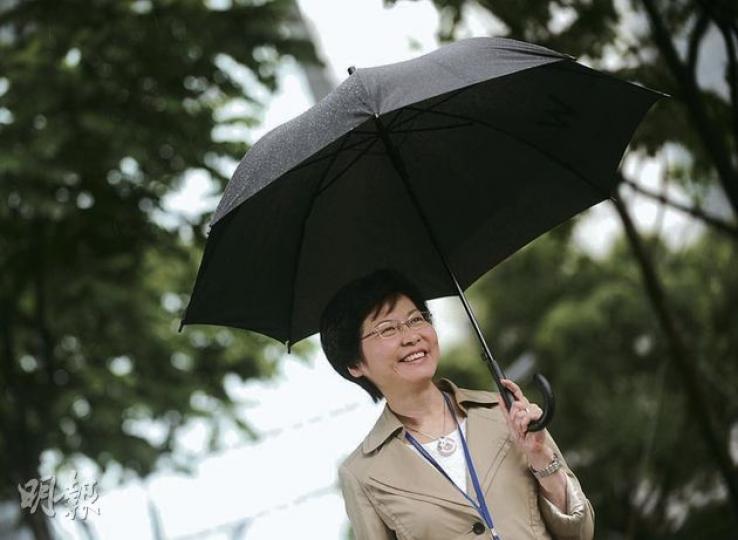 發展局長林鄭月娥過去5年經歷不少風雨,在保育、土地供應等各範疇曾惹起爭議。她接受專訪時坦言,自己的高民望得來不易,因此藉民望「撐起」難推的政策,在過程中取得公眾共識。(余俊亮攝) 發展局長林鄭月娥過去5年經歷不少風雨,在保育、土地供應等各範疇曾惹起爭議。她接受專訪時坦言,自己的高民望得來不易,因此藉民望「撐起」難推的政策,在過程中取得公眾共識。(余俊亮攝)