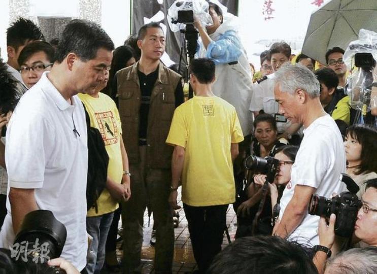 候任特首梁振英(左)昨出席街工的居民座談會時,獲主辦單位邀請參與默哀,悼念「自殺」的湖南民運人士李旺陽;街工梁耀忠(右)事後表示,在梁振英到場後才通知活動中有悼念環節。(尹錦恩攝) 候任特首梁振英(左)昨出席街工的居民座談會時,獲主辦單位邀請參與默哀,悼念「自殺」的湖南民運人士李旺陽;街工梁耀忠(右)事後表示,在梁振英到場後才通知活動中有悼念環節。(尹錦恩攝)
