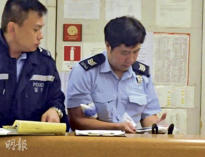 被醉酒外籍青年抓傷的警長(右),由救護車送院治理及向同袍落口供。(蔡方山攝) 被醉酒外籍青年抓傷的警長(右),由救護車送院治理及向同袍落口供。(蔡方山攝)