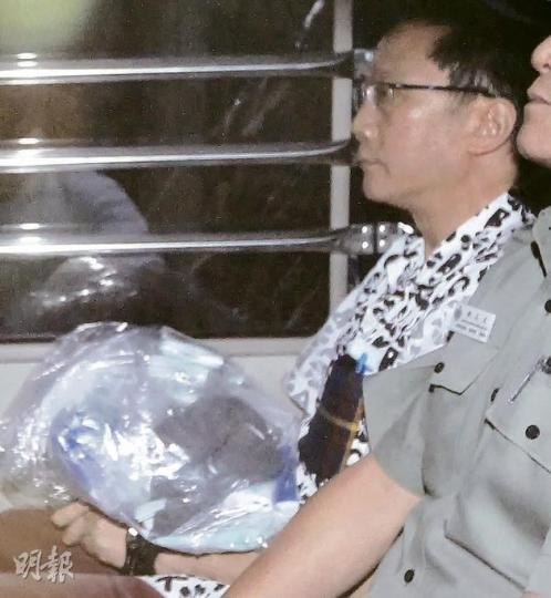 被判監17個月的劉定成,昨換上花紋恤衫,平靜由囚車押走。(李紹昌攝) 被判監17個月的劉定成,昨換上花紋恤衫,平靜由囚車押走。(李紹昌攝)