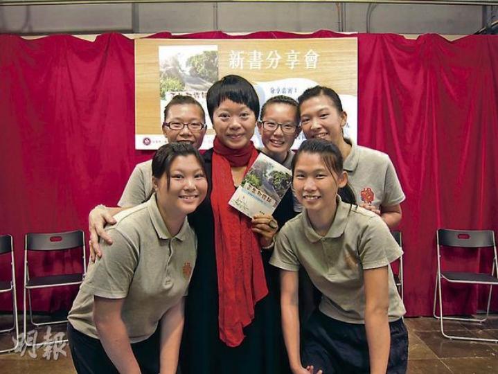 正生書院中文科教師梁寶儀(前排左二),兩年前起到正生書院任教,近日撰書《正生初體驗》,記下與60多位學生相處的點滴故事,勉勵時下青少年。(錢瑋琪攝) 正生書院中文科教師梁寶儀(前排左二),兩年前起到正生書院任教,近日撰書《正生初體驗》,記下與60多位學生相處的點滴故事,勉勵時下青少年。(錢瑋琪攝)