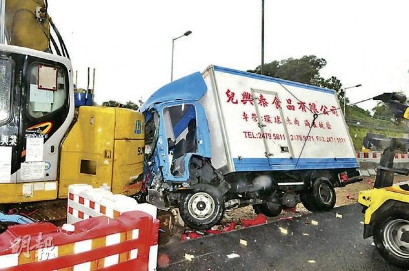 屯門公路昨有密斗貨車失控高速剷入擴闊路面工程地盤,猛撞一輛挖泥機致車頭嚴重損毁,貨車更幾乎翻側,司機被救出時已當場死亡。(林錫禮攝) 屯門公路昨有密斗貨車失控高速剷入擴闊路面工程地盤,猛撞一輛挖泥機致車頭嚴重損毁,貨車更幾乎翻側,司機被救出時已當場死亡。(林錫禮攝)