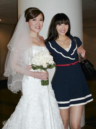 新娘江芷妮穿上拖尾婚紗讓記者拍照,好姊妹羅泳嫻(右)到賀。(攝影/記者﹕李潔盈) 新娘江芷妮穿上拖尾婚紗讓記者拍照,好姊妹羅泳嫻(右)到賀。(攝影/記者﹕李潔盈)