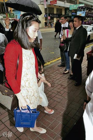 甘比穿著鬆身裙、平底鞋,孕味十足。(攝影/記者﹕梁迺楠)大劉女兒劉秀樺眼大大,十分可愛。(攝影/記者﹕梁迺楠)大劉未有回應記者問題即快步進入福臨門用膳。(攝影/記者﹕梁迺楠) 甘比穿著鬆身裙、平底鞋,孕味十足。(攝影/記者﹕梁迺楠)大劉女兒劉秀樺眼大大,十分可愛。(攝影/記者﹕梁迺楠)大劉未有回應記者問題即快步進入福臨門用膳。(攝影/記者﹕梁迺楠)