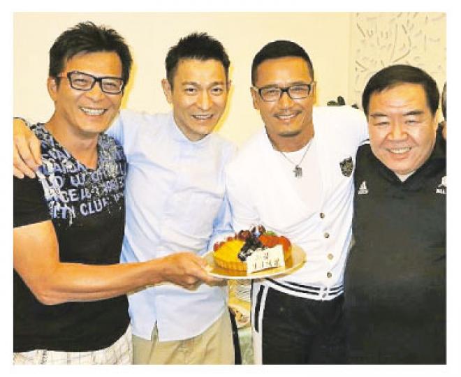 華仔「出關」為苗僑偉慶祝生日,跟黃日華、鄭則士一同慶祝。(微博圖片)劉爸爸昨日往歎早茶,諗起寶貝孫女劉向蕙都笑瞇瞇。(攝影/記者﹕劉永銳、李維隆) 華仔「出關」為苗僑偉慶祝生日,跟黃日華、鄭則士一同慶祝。(微博圖片)劉爸爸昨日往歎早茶,諗起寶貝孫女劉向蕙都笑瞇瞇。(攝影/記者﹕劉永銳、李維隆)