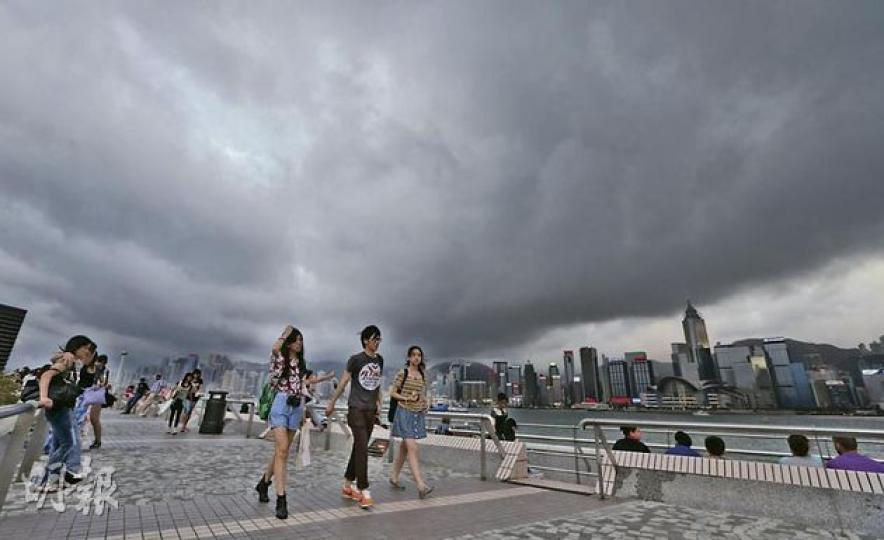 今年首個熱帶氣旋襲港,昨日尖沙嘴海濱天空滿佈密雲。天文台昨午4時20分發出1號戒備信號,今晨考慮是否改發3號強風信號,呼籲學生出門前留意天氣報告。(李澤彤攝)(明報製圖)(明報製圖) 今年首個熱帶氣旋襲港,昨日尖沙嘴海濱天空滿佈密雲。天文台昨午4時20分發出1號戒備信號,今晨考慮是否改發3號強風信號,呼籲學生出門前留意天氣報告。(李澤彤攝)(明報製圖)(明報製圖)