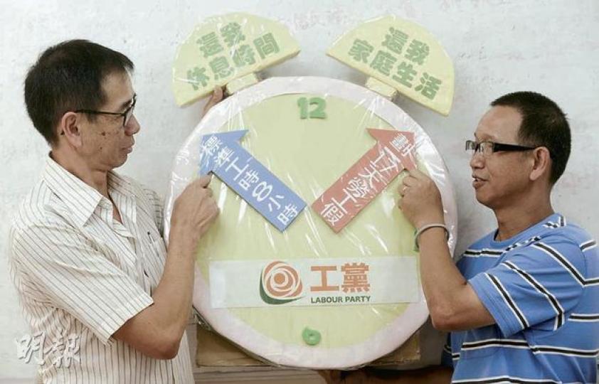工時長嚴重影響僱員生活,故工黨促下屆政府就標準工時立法。任職巴士司機的郭先生(左)表示工時長令他與社會脫節,而原職保安的何先生(右)則表示缺乏家庭生活。(余俊亮攝) 工時長嚴重影響僱員生活,故工黨促下屆政府就標準工時立法。任職巴士司機的郭先生(左)表示工時長令他與社會脫節,而原職保安的何先生(右)則表示缺乏家庭生活。(余俊亮攝)