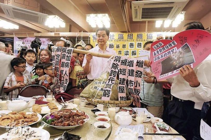 候任特首梁振英(中)收下社協送出的「擔挑」及請願信,承諾會盡快解決公屋輪候時間過長的問題。(尹錦恩攝)有小朋友向梁振英表示媽媽身在內地,未獲當局批出單程證,盼候任特首能助他與母親團聚。梁振英輕撫小孩額頭,承諾盡力協助。 (尹錦恩攝) 候任特首梁振英(中)收下社協送出的「擔挑」及請願信,承諾會盡快解決公屋輪候時間過長的問題。(尹錦恩攝)有小朋友向梁振英表示媽媽身在內地,未獲當局批出單程證,盼候任特首能助他與母親團聚。梁振英輕撫小孩額頭,承諾盡力協助。 (尹錦恩攝)