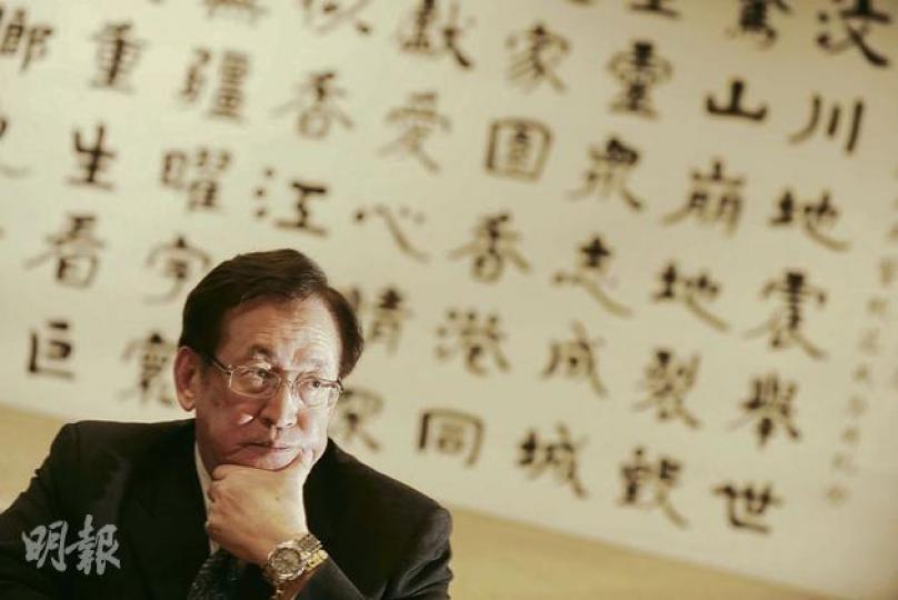 被問到離任後會否出席六四紀念活動,食物及衛生局長周一嶽托着下巴沉思了一會說﹕「六四事件很敏感,但相信過一段時間國家會對事件作出清晰定調。 」(余俊亮攝) 被問到離任後會否出席六四紀念活動,食物及衛生局長周一嶽托着下巴沉思了一會說﹕「六四事件很敏感,但相信過一段時間國家會對事件作出清晰定調。 」(余俊亮攝)