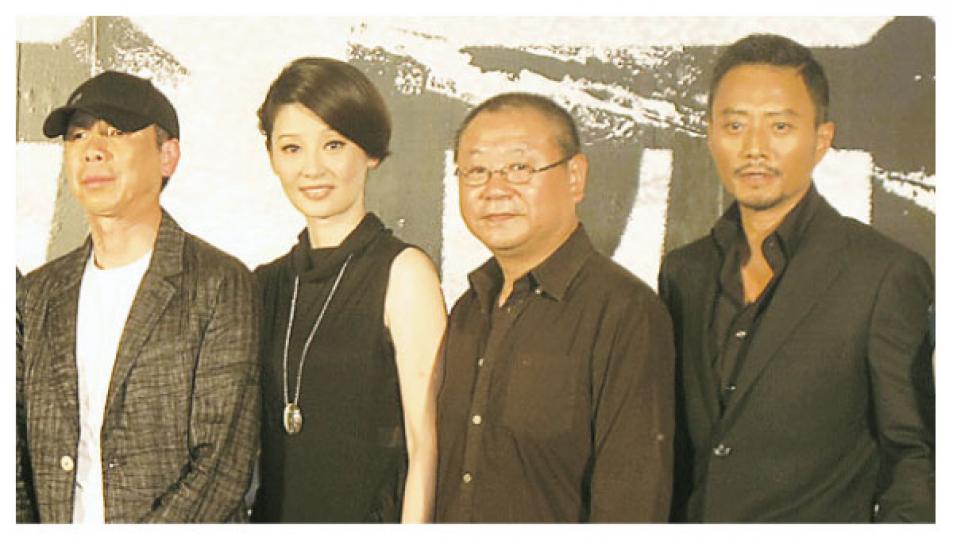 導演馮小剛(左一)率領太太徐帆(左二)及張涵予(右一)出席新片《一九四二》發布會。(攝影/記者﹕梁榮達) 導演馮小剛(左一)率領太太徐帆(左二)及張涵予(右一)出席新片《一九四二》發布會。(攝影/記者﹕梁榮達)