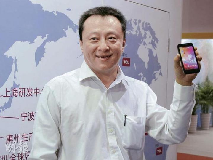 TCL通訊副總裁李冰在廣州的接受訪問時表示,CDMA手機出貨量中,近八成為價錢介乎699至999元人民幣,今年希望搶到3%市場份額。(葉浩霖攝) TCL通訊副總裁李冰在廣州的接受訪問時表示,CDMA手機出貨量中,近八成為價錢介乎699至999元人民幣,今年希望搶到3%市場份額。(葉浩霖攝)