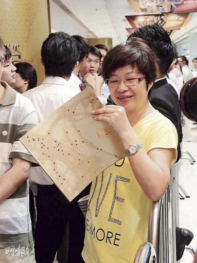 喜雅向隅客黃小姐有意購入峻瀅一個約600方呎的單位,但因不看好歐債前景,故仍在考慮是否入市。(歐陽慧恩攝)並非喜雅向隅客的李小姐指,有意斥資四百多萬元,購入一個兩房單位作自住之用,並認為項目的七千元意向呎價太貴,若以六千元開售才較為合理。(歐陽慧恩攝) 喜雅向隅客黃小姐有意購入峻瀅一個約600方呎的單位,但因不看好歐債前景,故仍在考慮是否入市。(歐陽慧恩攝)並非喜雅向隅客的李小姐指,有意斥資四百多萬元,購入一個兩房單位作自住之用,並認為項目的七千元意向呎價太貴,若以六千元開售才較為合理。(歐陽慧恩攝)