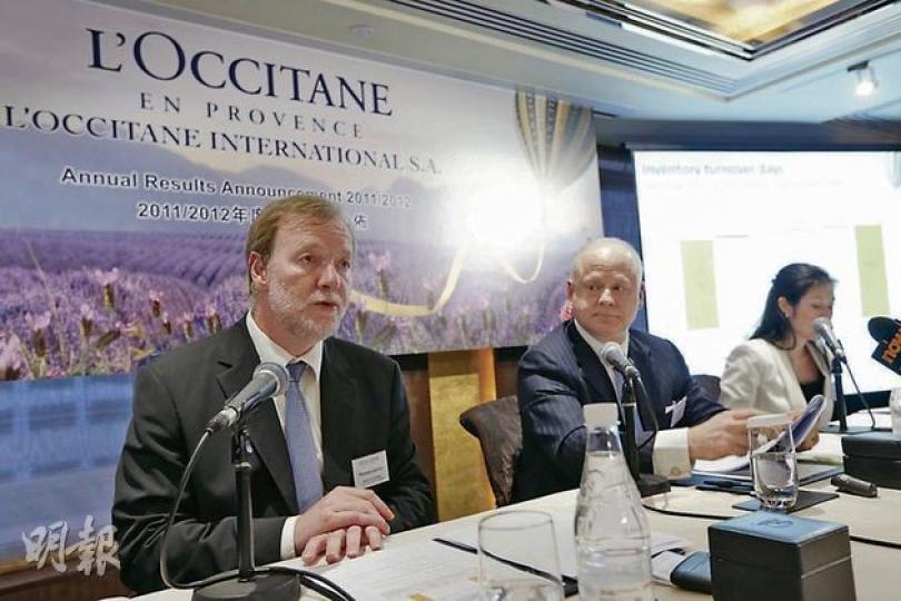 歐舒丹多個地區的銷量都大幅上升,逆市賺1.24億歐元。圖為財務及行政管理部副總經理Thomas Levilion(左一)及常務董事兼執行董事Andre Hoffmann(左二)簡介公司本年度業績。(李澤彤攝) 歐舒丹多個地區的銷量都大幅上升,逆市賺1.24億歐元。圖為財務及行政管理部副總經理Thomas Levilion(左一)及常務董事兼執行董事Andre Hoffmann(左二)簡介公司本年度業績。(李澤彤攝)