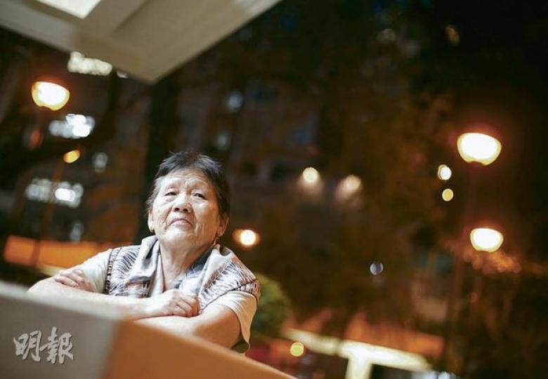 羅婆婆與丈夫經濟拮据,住戶收入屬於本港最低的一層。羅婆婆的丈夫常因為省錢不願看醫生,「希望政府體貼一下我們長者」,有財政上的幫助。(李澤彤攝) 統計處長歐陽方麗麗解釋,國際對堅尼系數有不同分析,近年重點已傾向至除稅及福利轉移後,因部分國家或地區採用高稅制及高福利津貼。她說,扣除政府去年派發6000元、減免電費及差餉等措施,堅尼系數只有0.414,反映有效收窄貧富差距。(余俊亮攝) (明報製圖) 羅婆婆與丈夫經濟拮据,住戶收入屬於本港最低的一層。羅婆婆的丈夫常因為省錢不願看醫生,「希望政府體貼一下我們長者」,有財政上的幫助。(李澤彤攝) 統計處長歐陽方麗麗解釋,國際對堅尼系數有不同分析,近年重點已傾向至除稅及福利轉移後,因部分國家或地區採用高稅制及高福利津貼。她說,扣除政府去年派發6000元、減免電費及差餉等措施,堅尼系數只有0.414,反映有效收窄貧富差距。(余俊亮攝) (明報製圖)